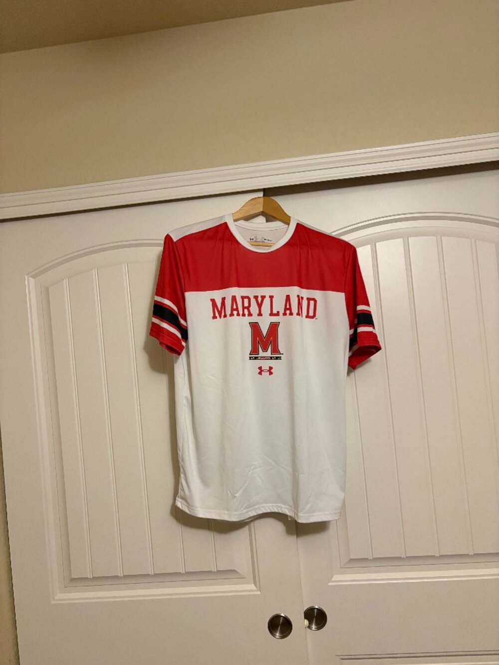 Maryland Terrapins T Shirt Adult Medium White Red Sleeves Under Armour Crew Neck